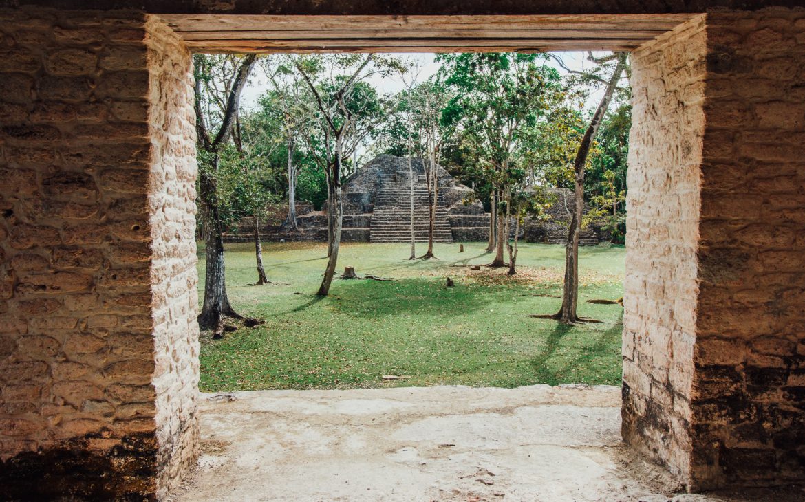 Maya ruïnes van Cahal Pech, Belize. Ruïne bekijken door een opening.