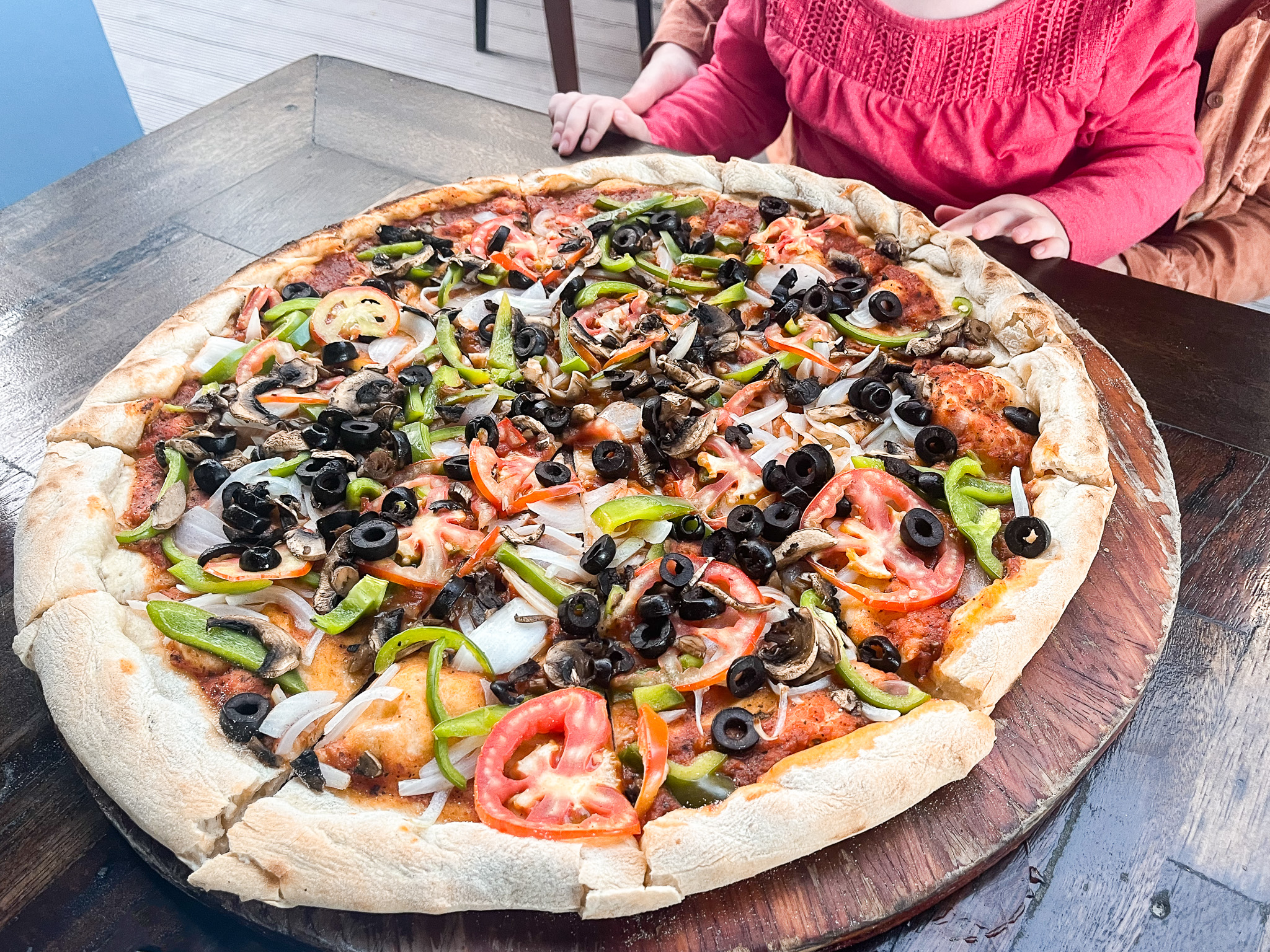 Een hele grote vegetarische pizza zonder kaas met groenten