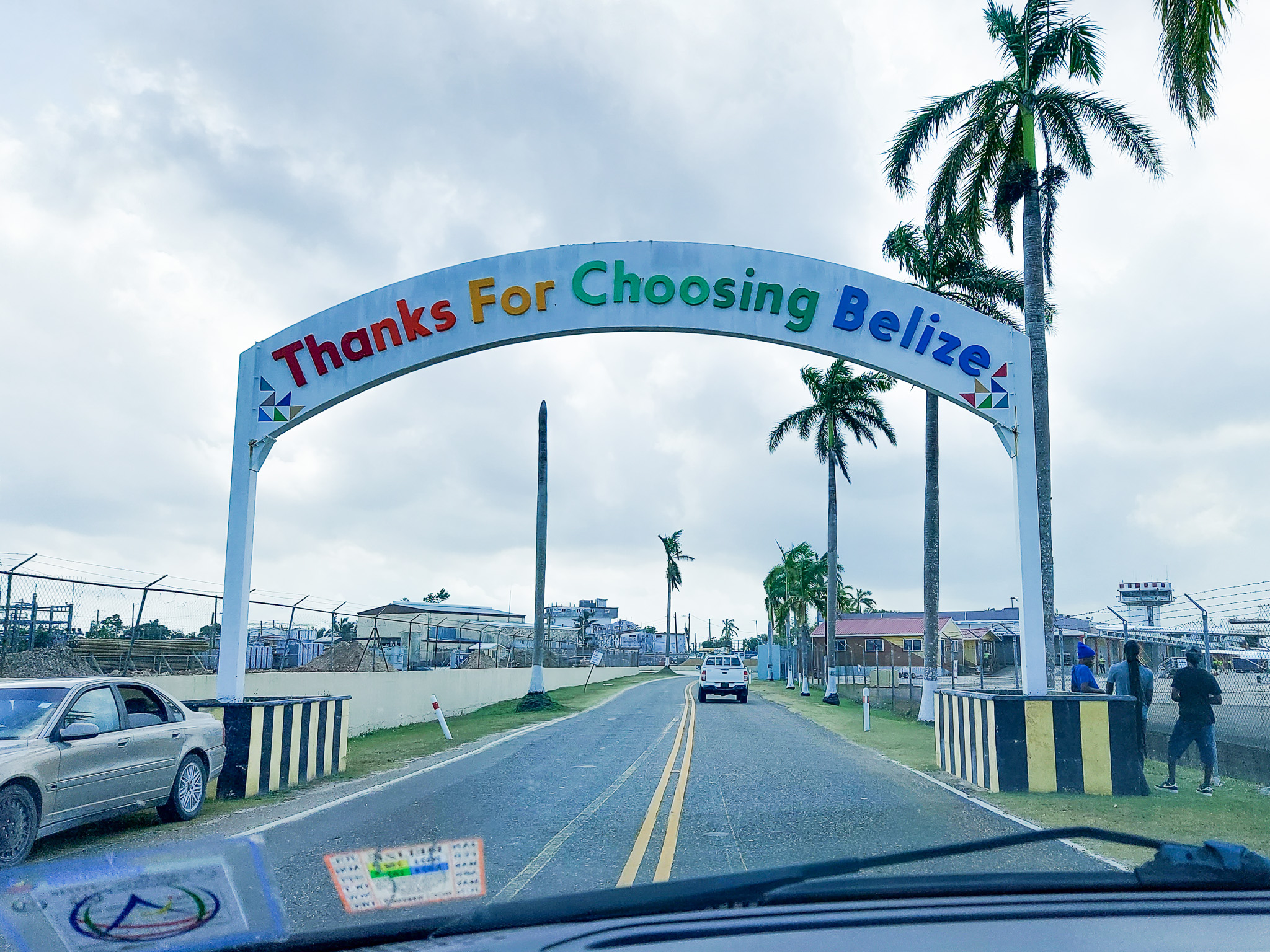 Bord met 'Thanks for Choosing Belize' boven de weg